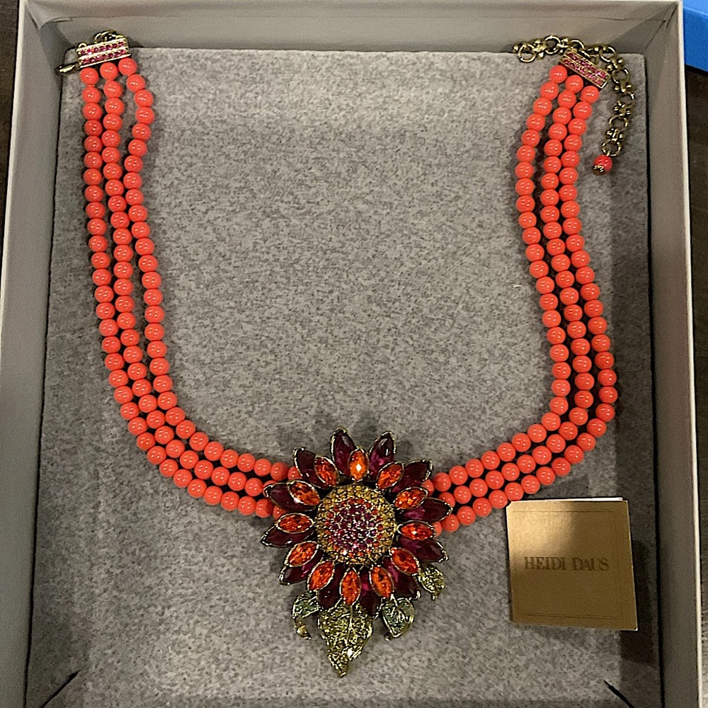 Heidi Daus NEW Divine Miss Daisy Necklace in original box / card.